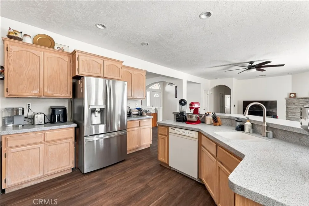 6890 Oak Hill Road Oak Hills, CA 92344