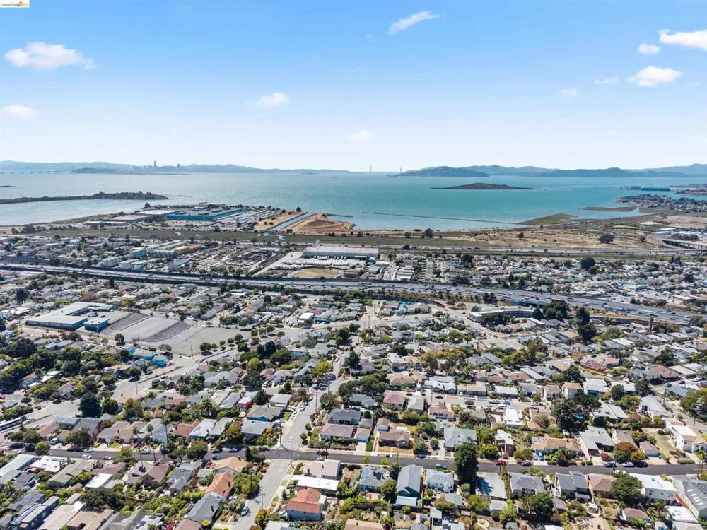 5718 Burlingame Ave Richmond, CA 94804