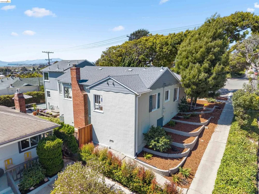 5718 Burlingame Ave Richmond, CA 94804