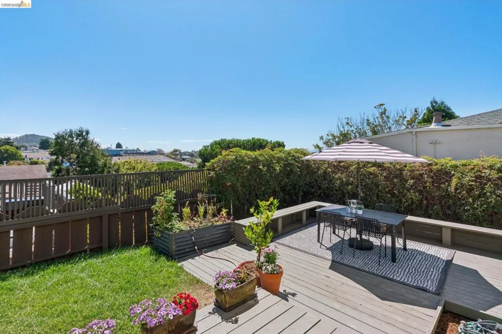 5718 Burlingame Ave Richmond, CA 94804