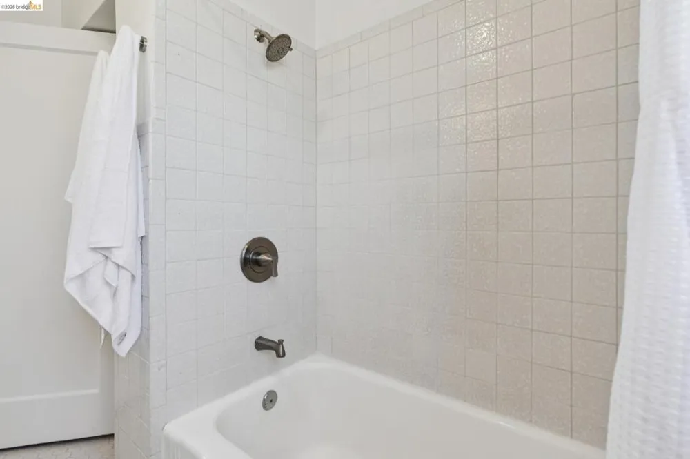 5718 Burlingame Ave Richmond, CA 94804