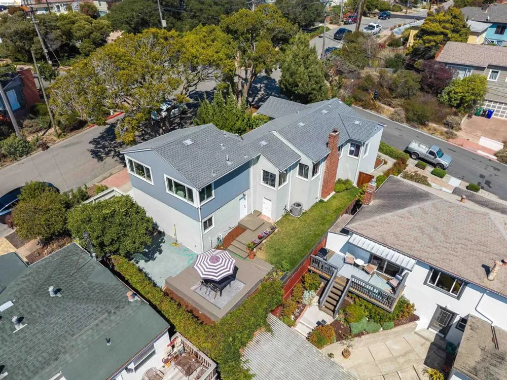 5718 Burlingame Ave Richmond, CA 94804