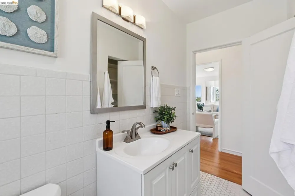 5718 Burlingame Ave Richmond, CA 94804