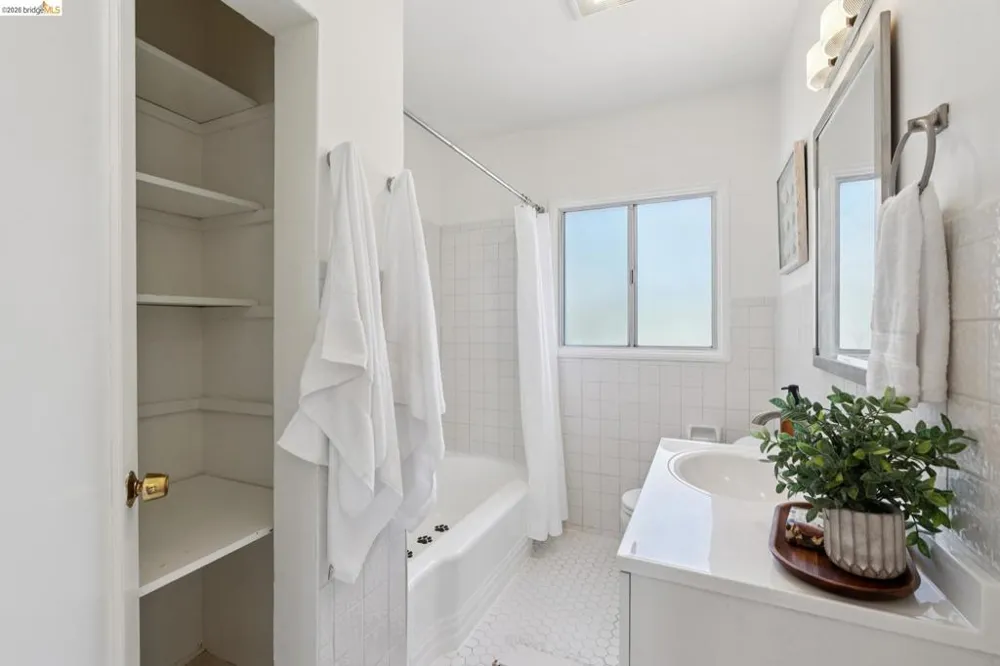 5718 Burlingame Ave Richmond, CA 94804
