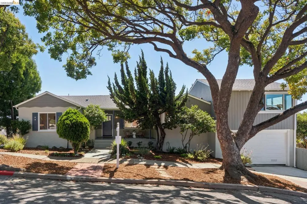5718 Burlingame Ave Richmond, CA 94804