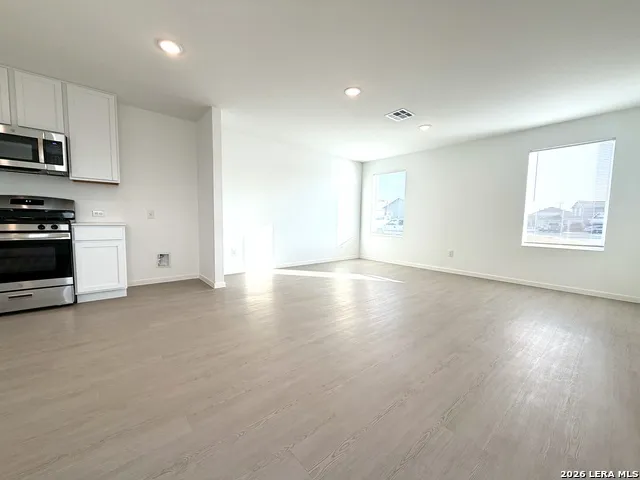 6863 Chert Chase Elmendorf, TX 78112