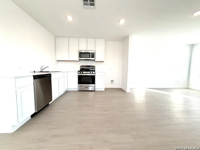 6863 Chert Chase Elmendorf, TX 78112