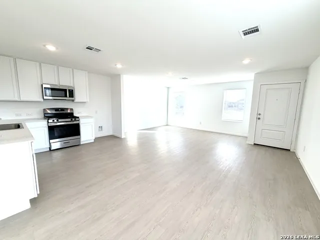 6863 Chert Chase Elmendorf, TX 78112