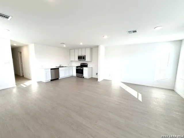 6863 Chert Chase Elmendorf, TX 78112