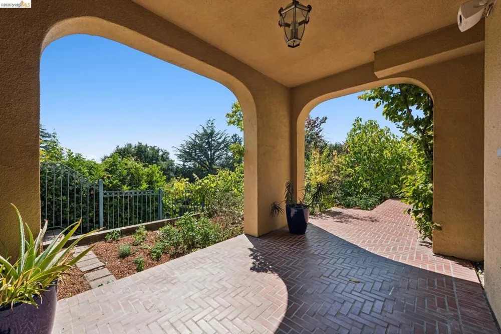 6115 Ocean View Dr Oakland, CA 94618