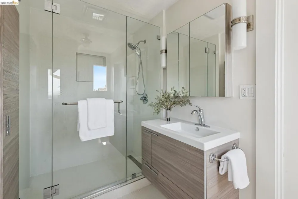6115 Ocean View Dr Oakland, CA 94618