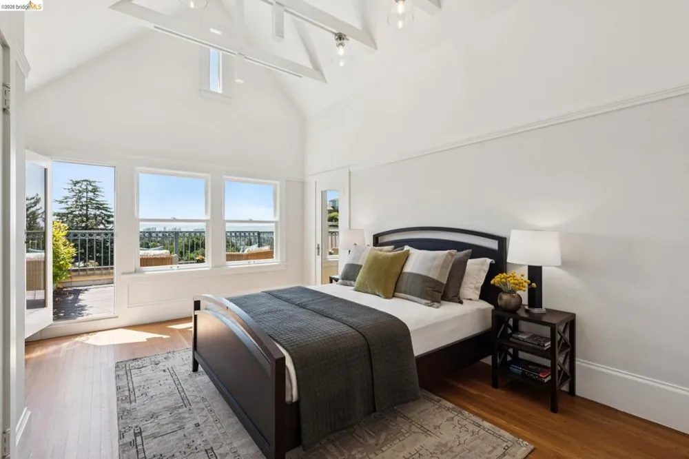 6115 Ocean View Dr Oakland, CA 94618