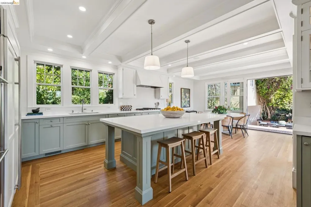 6115 Ocean View Dr Oakland, CA 94618