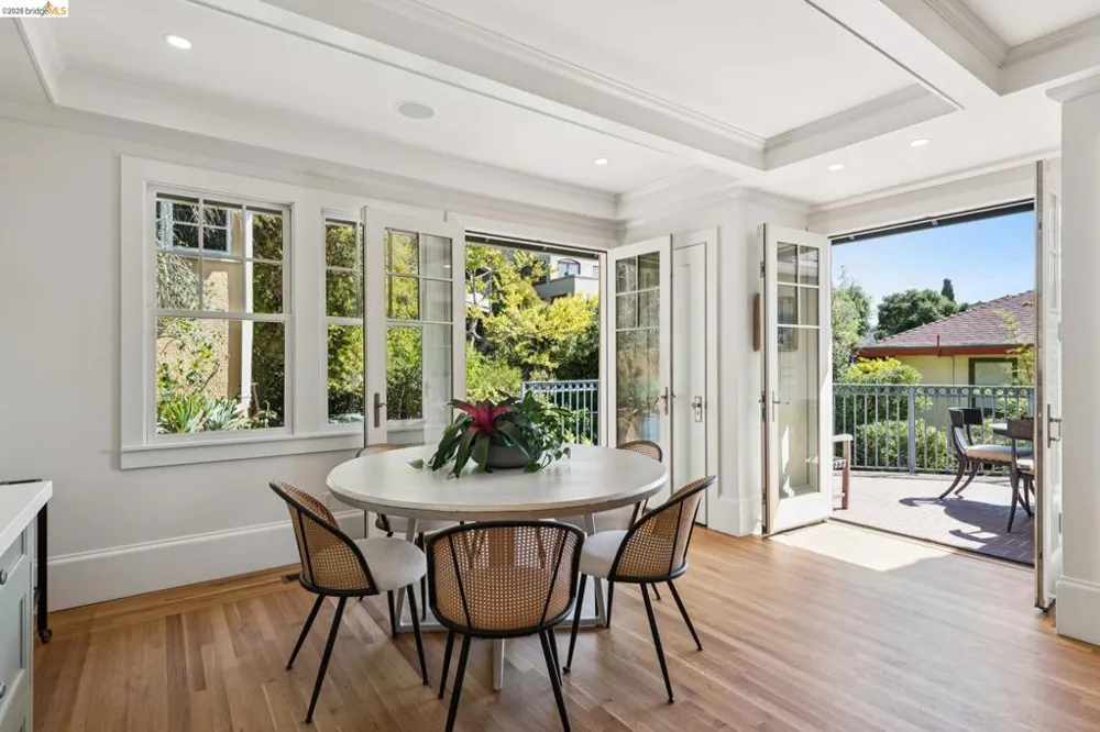 6115 Ocean View Dr Oakland, CA 94618