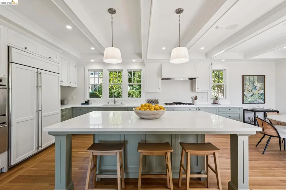 6115 Ocean View Dr Oakland, CA 94618