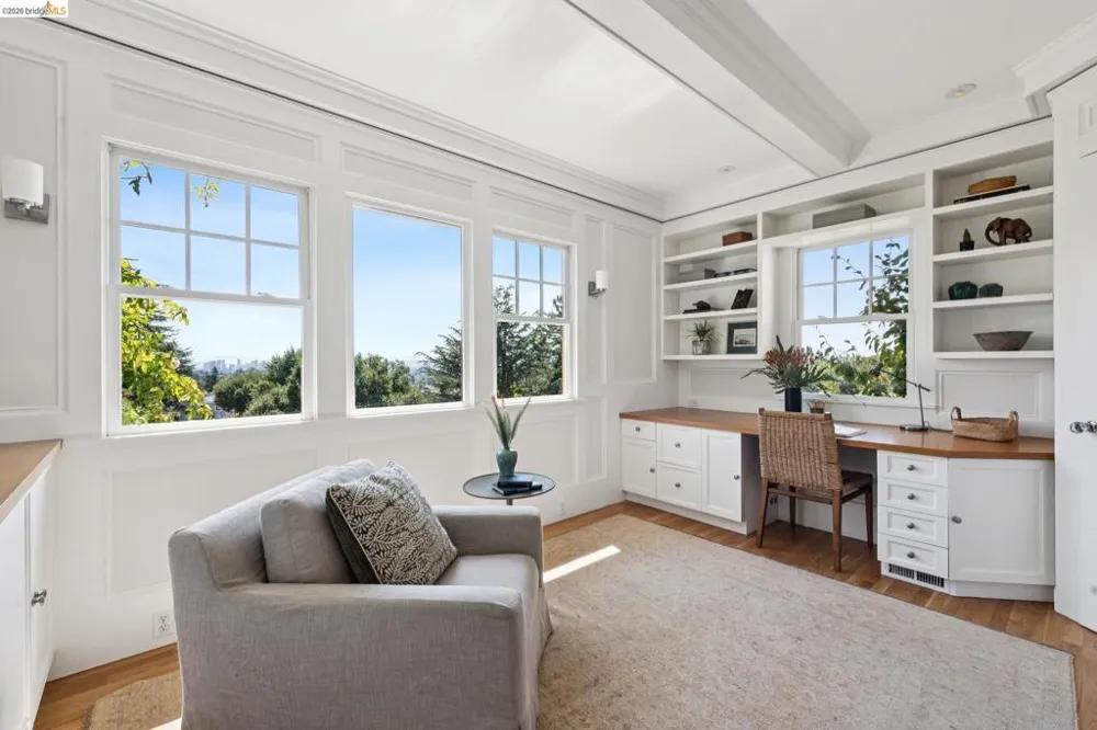 6115 Ocean View Dr Oakland, CA 94618