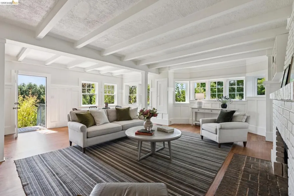 6115 Ocean View Dr Oakland, CA 94618
