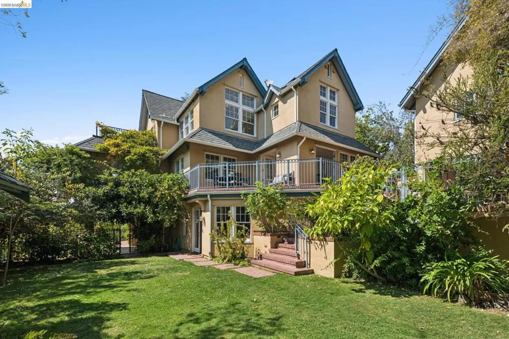 6115 Ocean View Dr Oakland, CA 94618