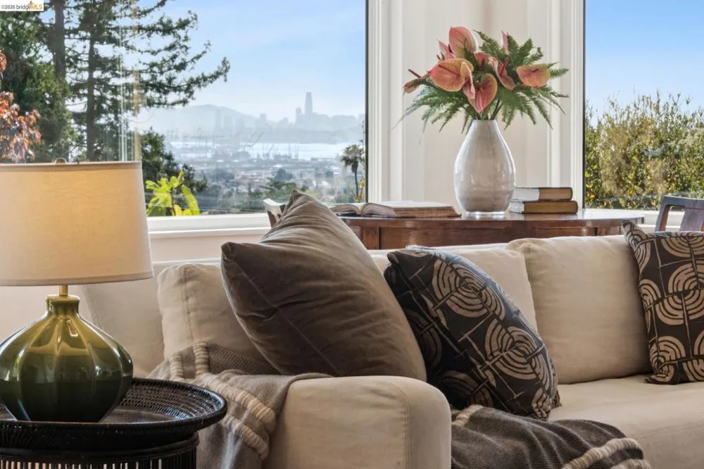 6115 Ocean View Dr Oakland, CA 94618