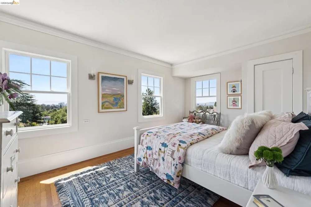 6115 Ocean View Dr Oakland, CA 94618