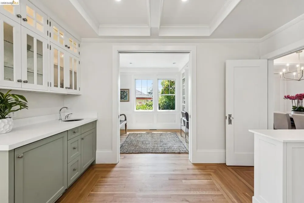 6115 Ocean View Dr Oakland, CA 94618