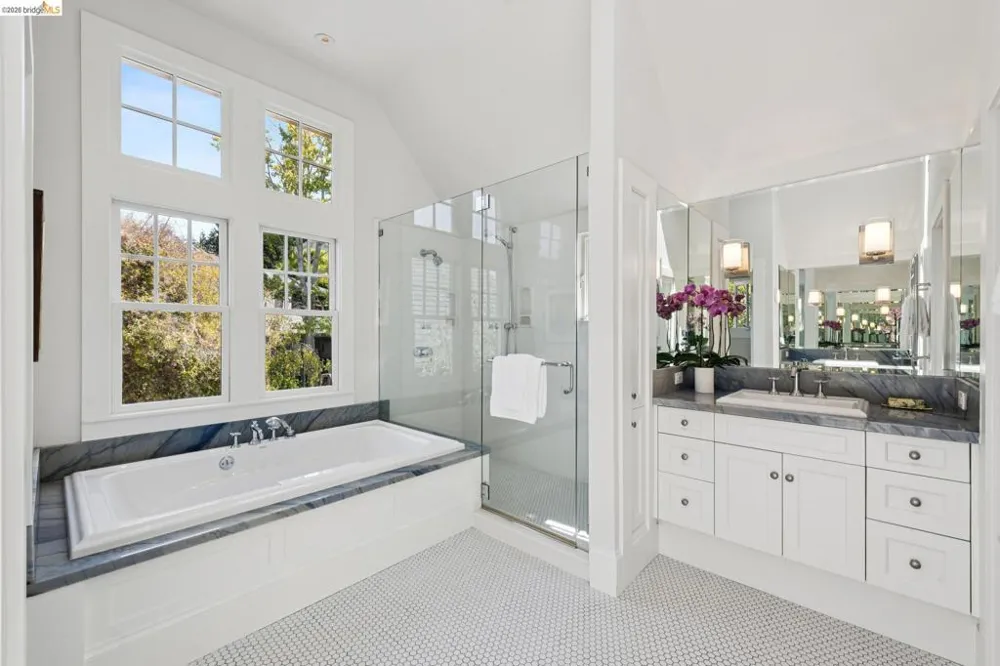 6115 Ocean View Dr Oakland, CA 94618