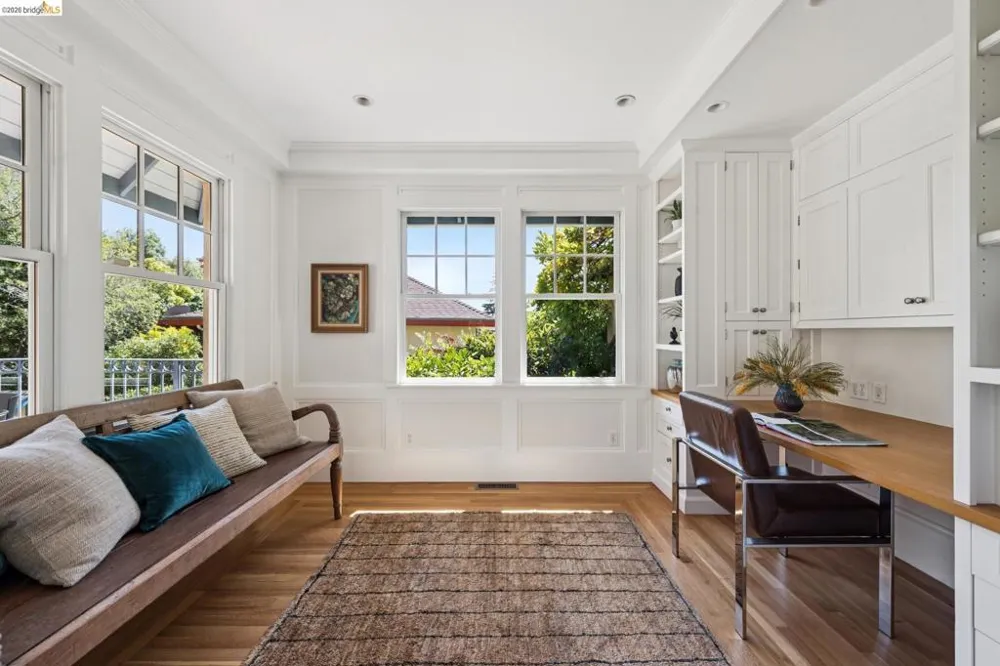 6115 Ocean View Dr Oakland, CA 94618
