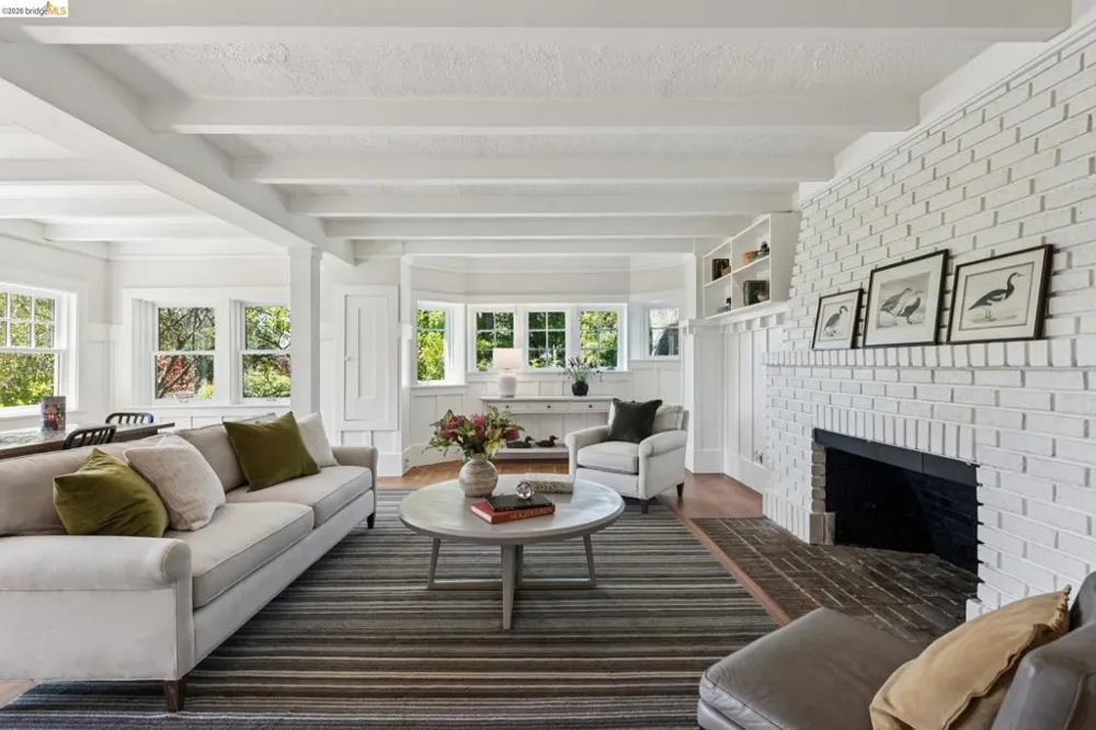 6115 Ocean View Dr Oakland, CA 94618