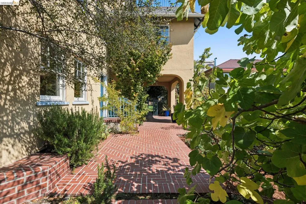 6115 Ocean View Dr Oakland, CA 94618