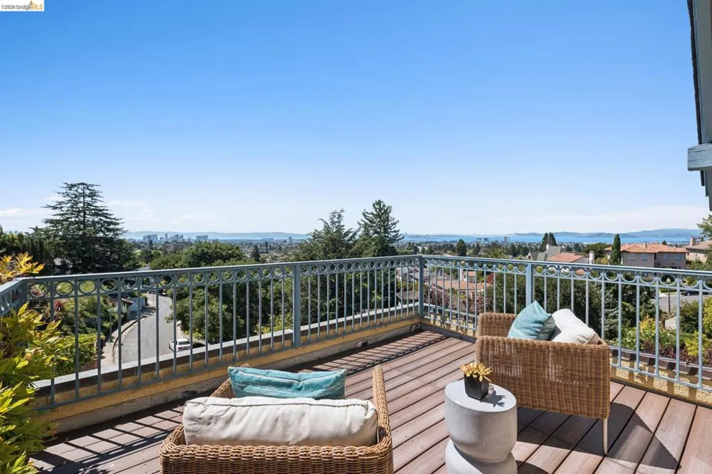 6115 Ocean View Dr Oakland, CA 94618