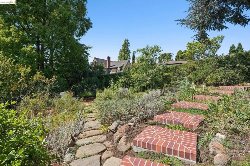 6115 Ocean View Dr Oakland, CA 94618
