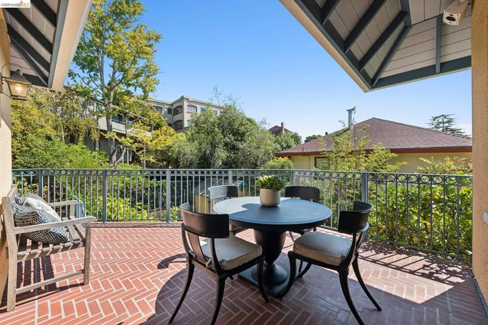 6115 Ocean View Dr Oakland, CA 94618