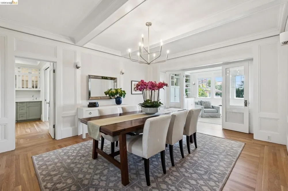 6115 Ocean View Dr Oakland, CA 94618