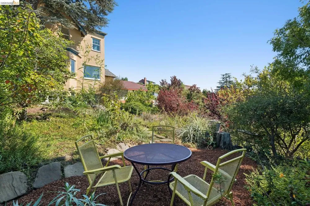 6115 Ocean View Dr Oakland, CA 94618