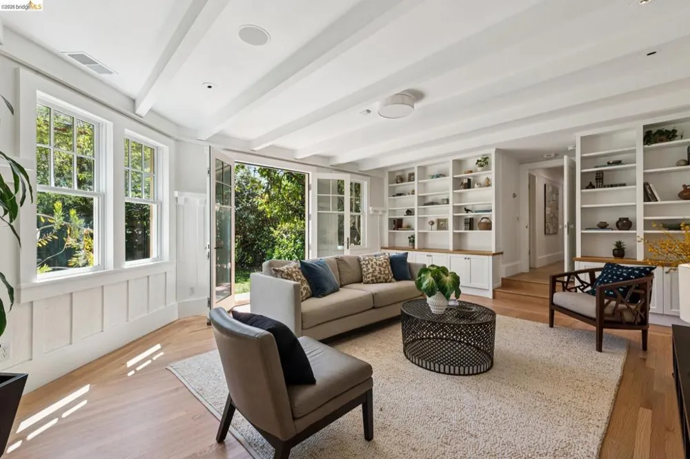 6115 Ocean View Dr Oakland, CA 94618