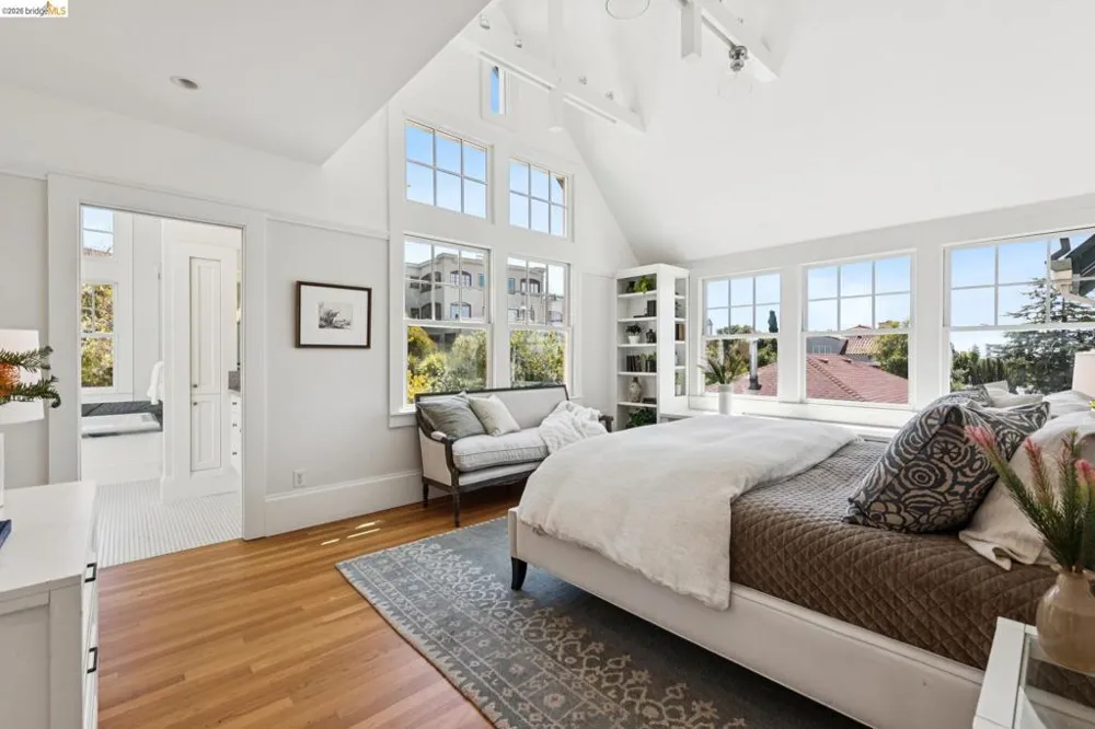 6115 Ocean View Dr Oakland, CA 94618