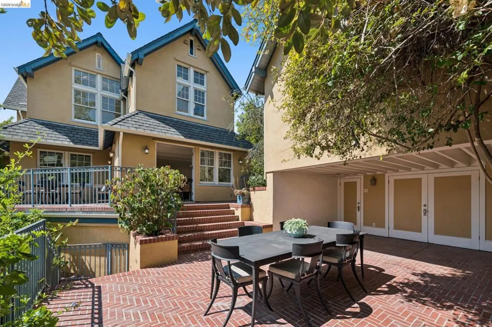 6115 Ocean View Dr Oakland, CA 94618