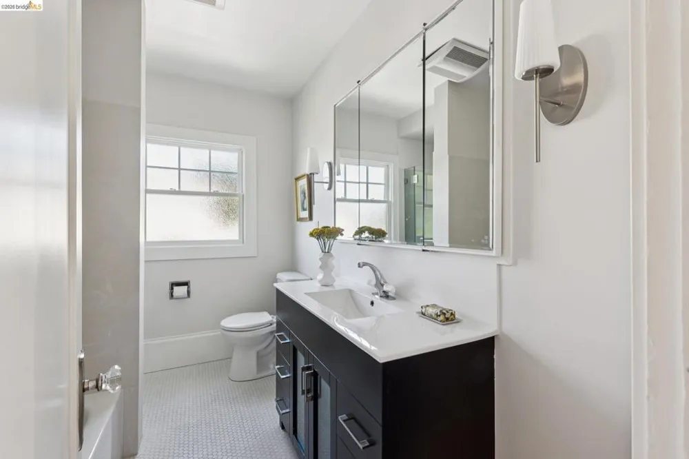 6115 Ocean View Dr Oakland, CA 94618
