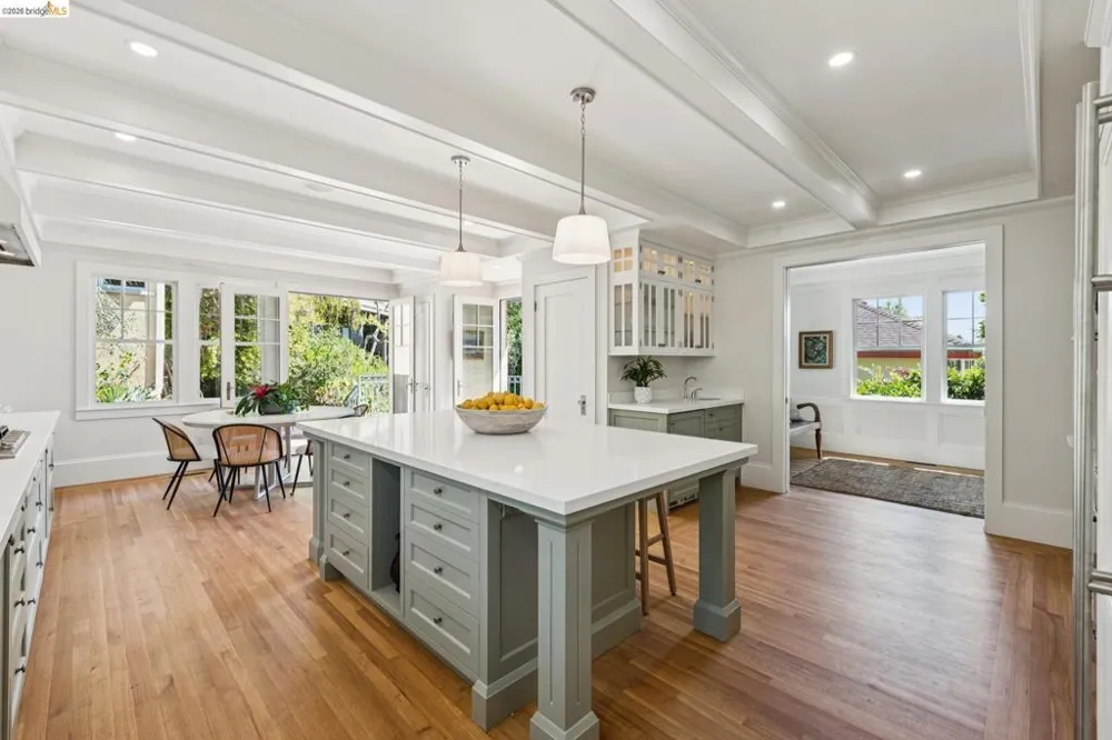 6115 Ocean View Dr Oakland, CA 94618