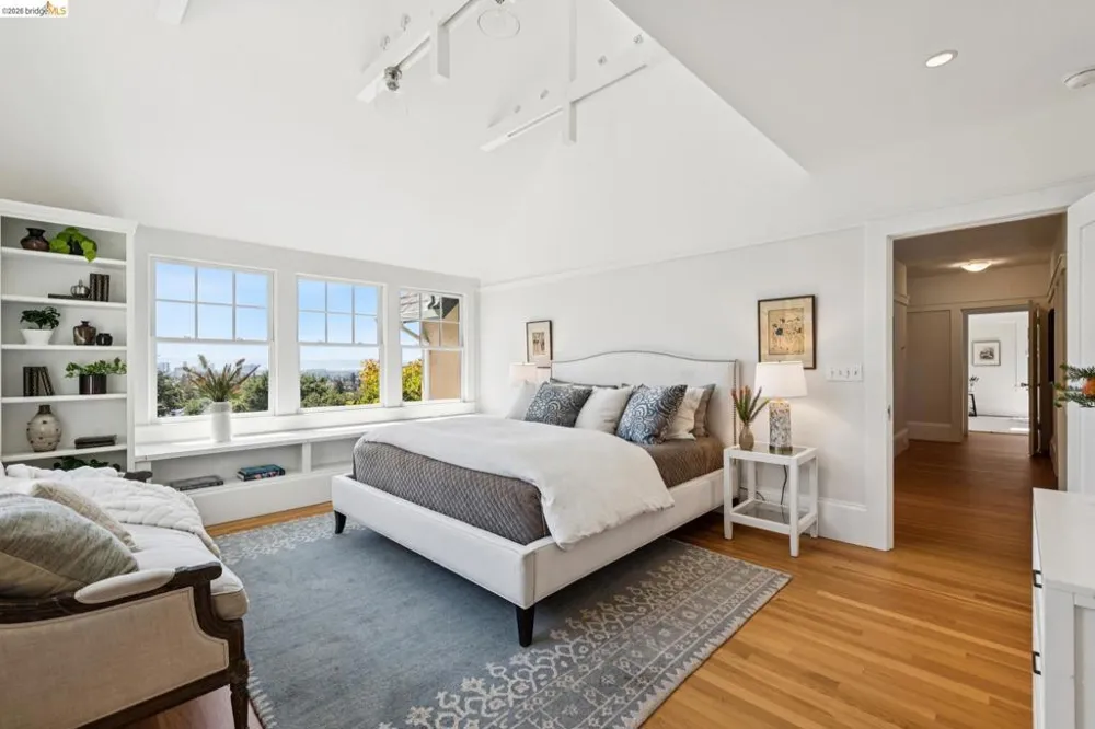 6115 Ocean View Dr Oakland, CA 94618