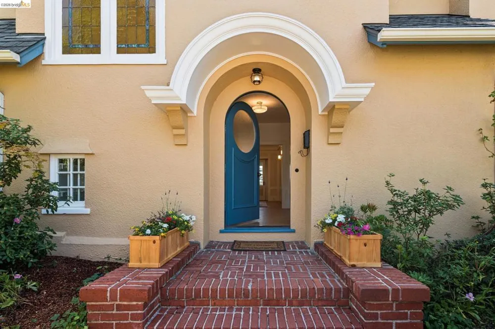 6115 Ocean View Dr Oakland, CA 94618