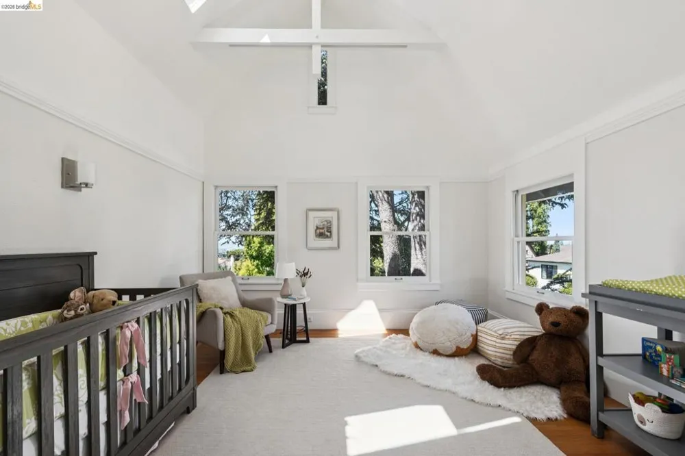 6115 Ocean View Dr Oakland, CA 94618
