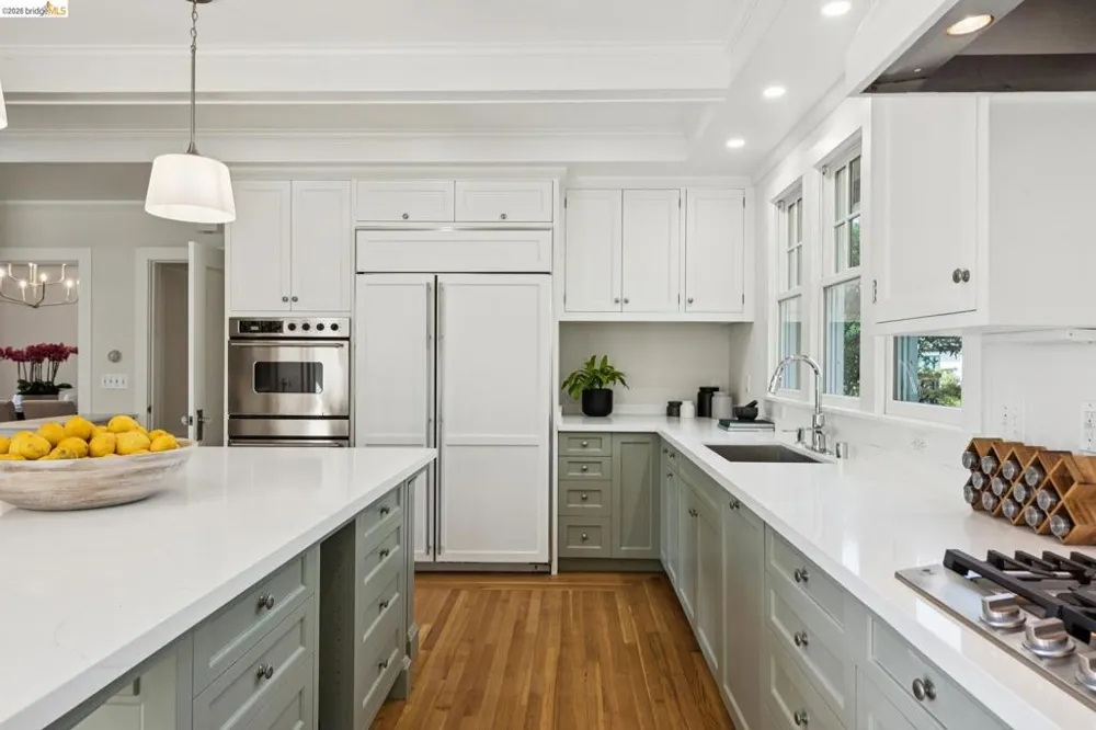 6115 Ocean View Dr Oakland, CA 94618