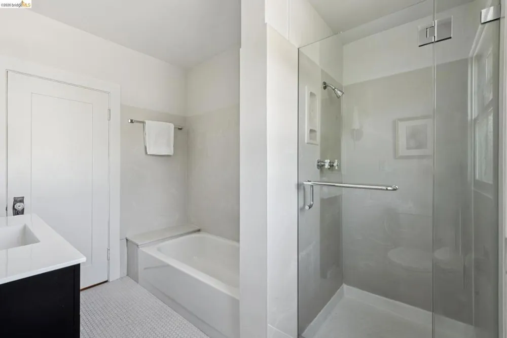6115 Ocean View Dr Oakland, CA 94618