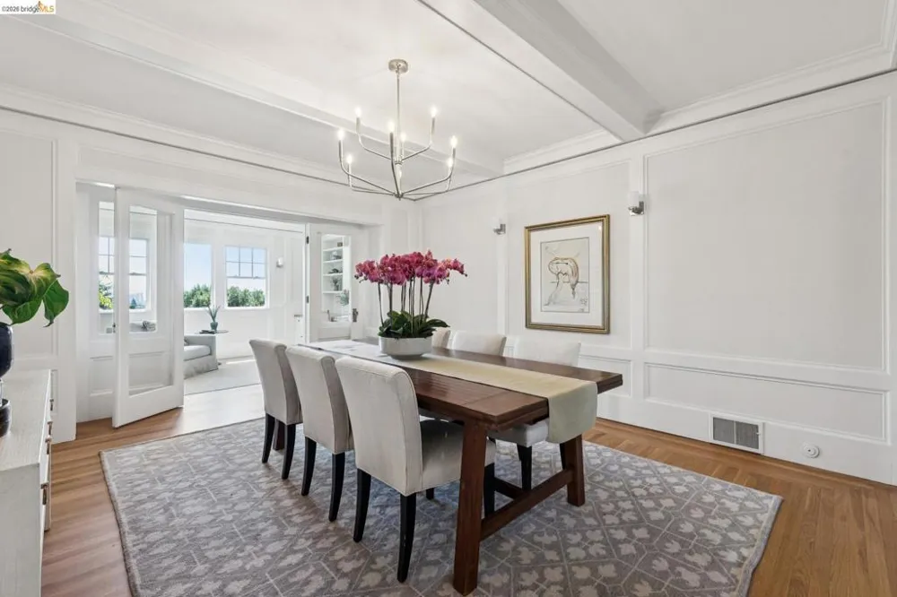 6115 Ocean View Dr Oakland, CA 94618