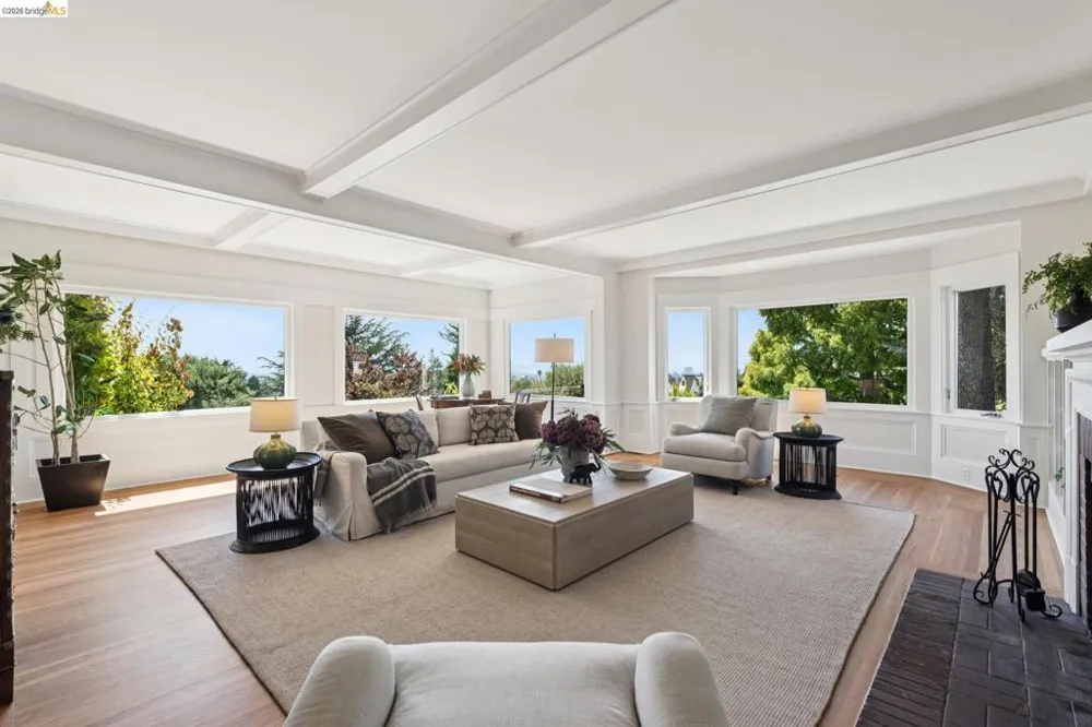 6115 Ocean View Dr Oakland, CA 94618