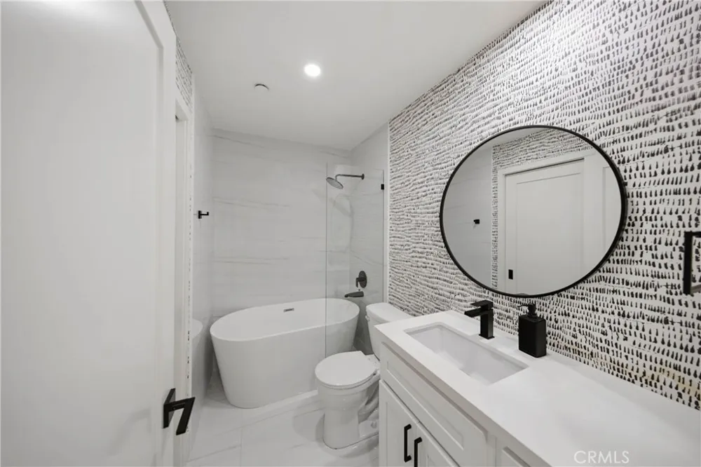 25 Canyon Island Newport Beach, CA 92660