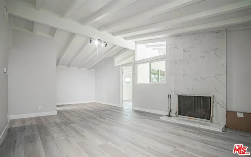20350 Mobile Street Los Angeles, CA 91306
