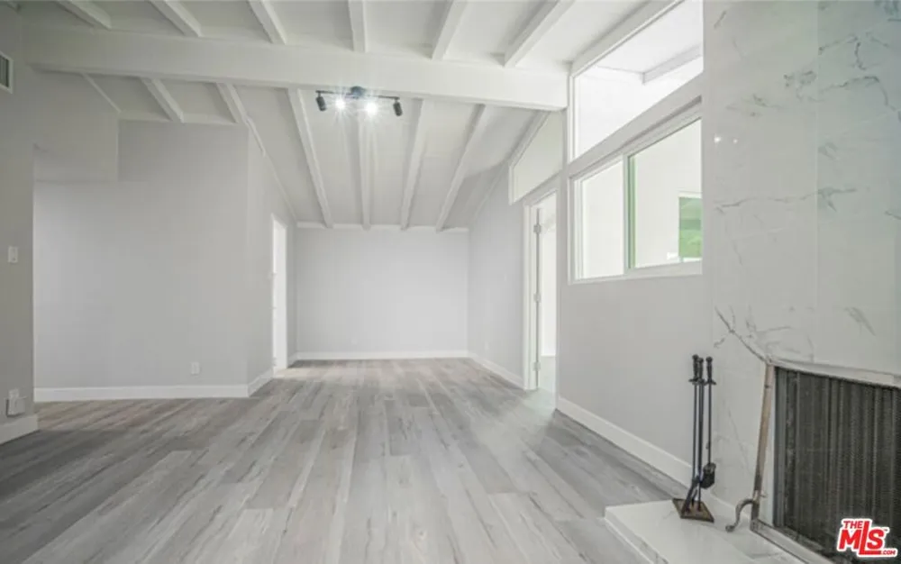 20350 Mobile Street Los Angeles, CA 91306