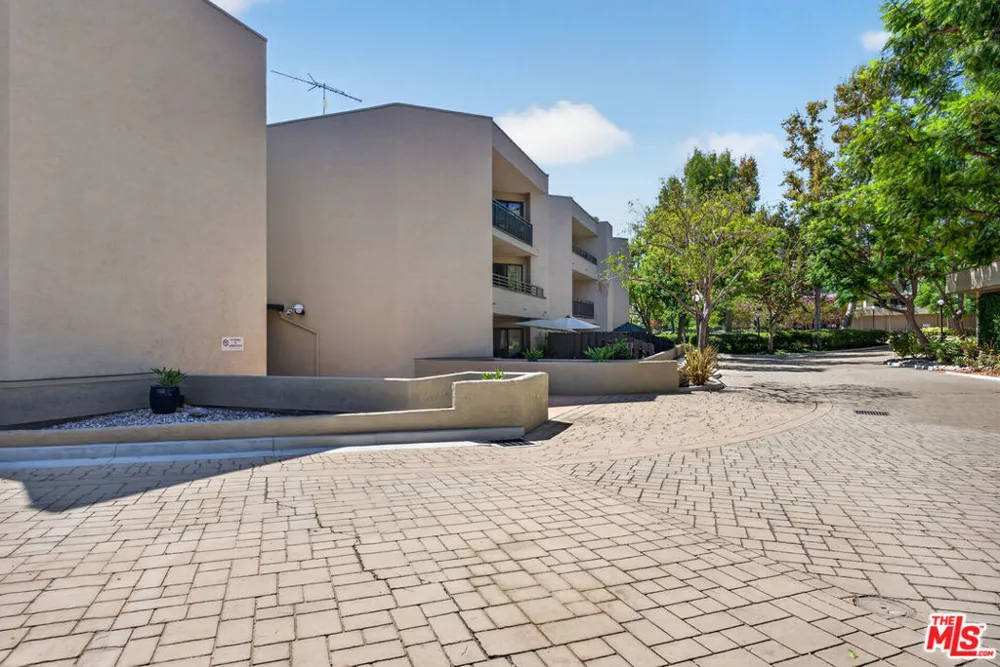 4589 Via Marisol #163 Los Angeles, CA 90042